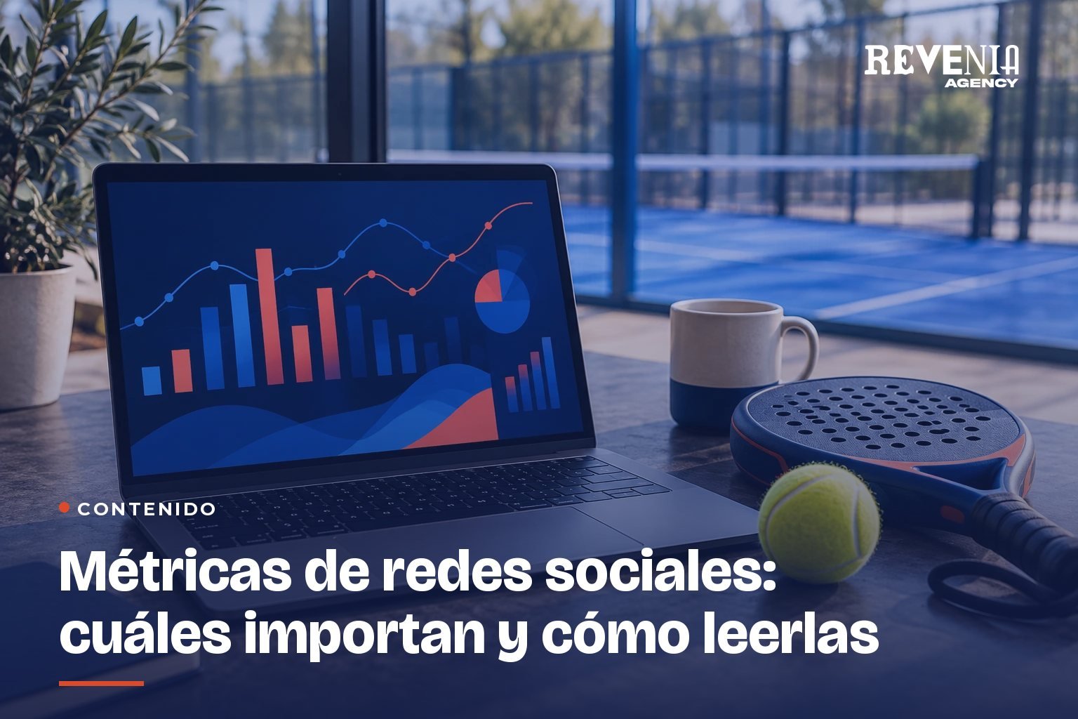 Portátil con gráficos junto a una taza, una pelota y una pala de pádel