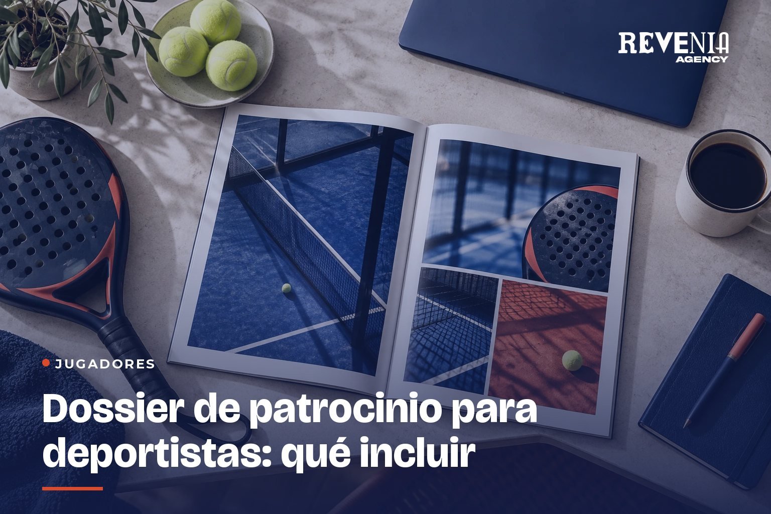 Dossier impreso con fotos de pádel sobre una mesa, junto a una pala y pelotas