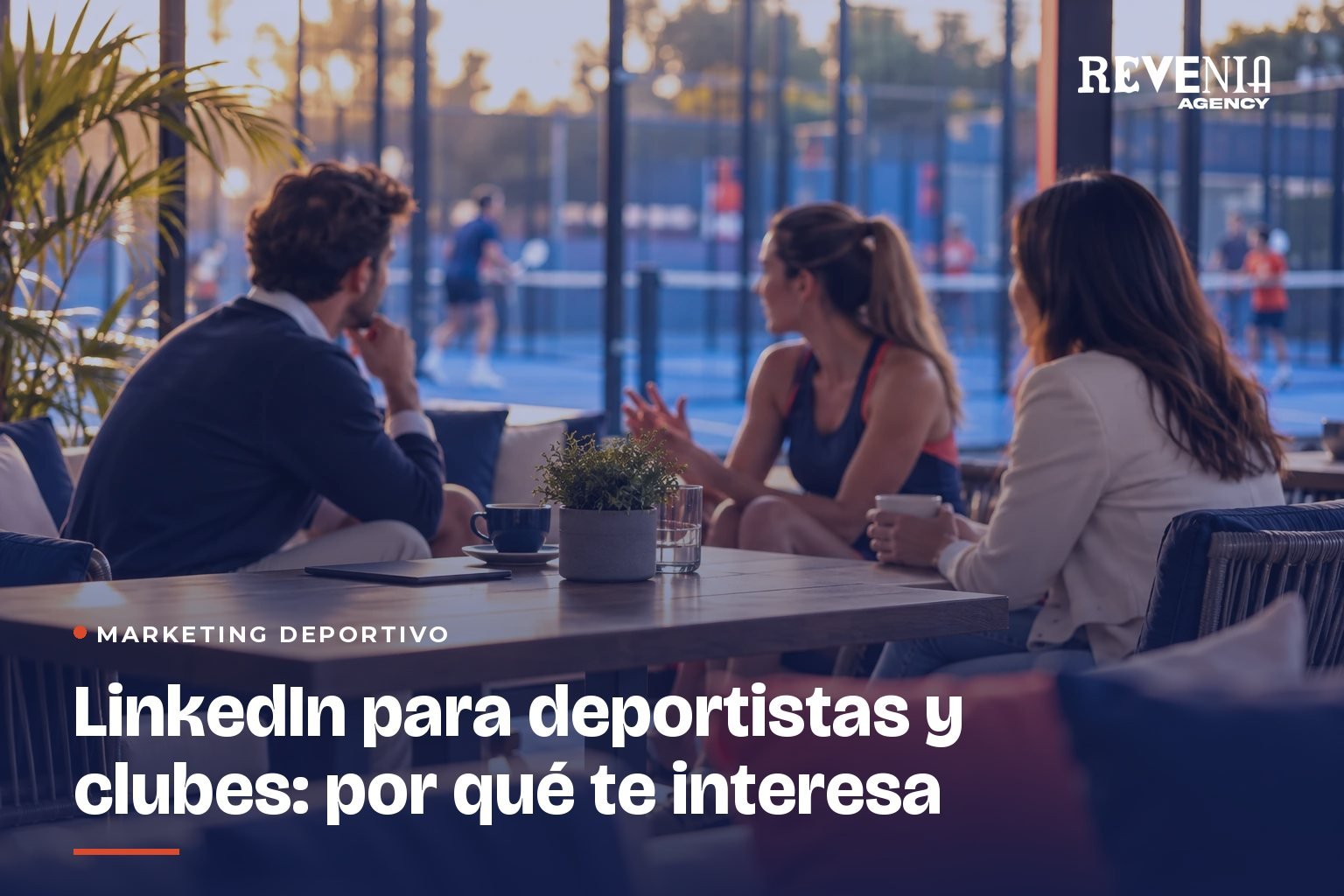 Reunión en la cafetería de un club de pádel con las pistas al fondo